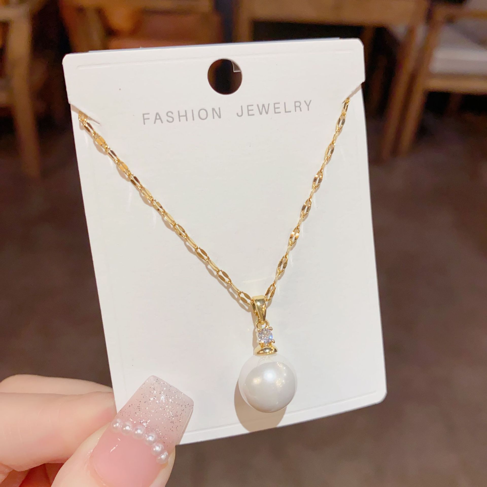 This is a fashionable, simple and elegant imitation pearl titanium steel necklace with the same style as Douyin. It has a niche design sense and is versatile and exquisite collarbone chain Specification image