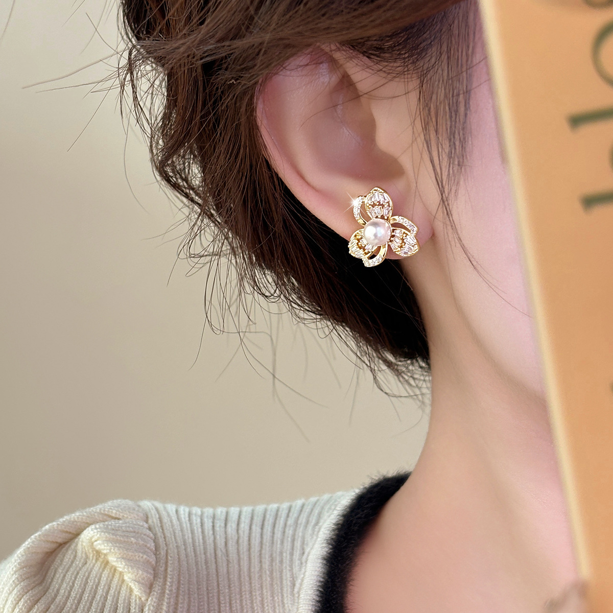 Agujas de plata circonitas flores pendientes de perlas estilo francés lujo ligero viajes ins pendientes de oído delicado temperamento de alta clase sentido orejeras mujeres