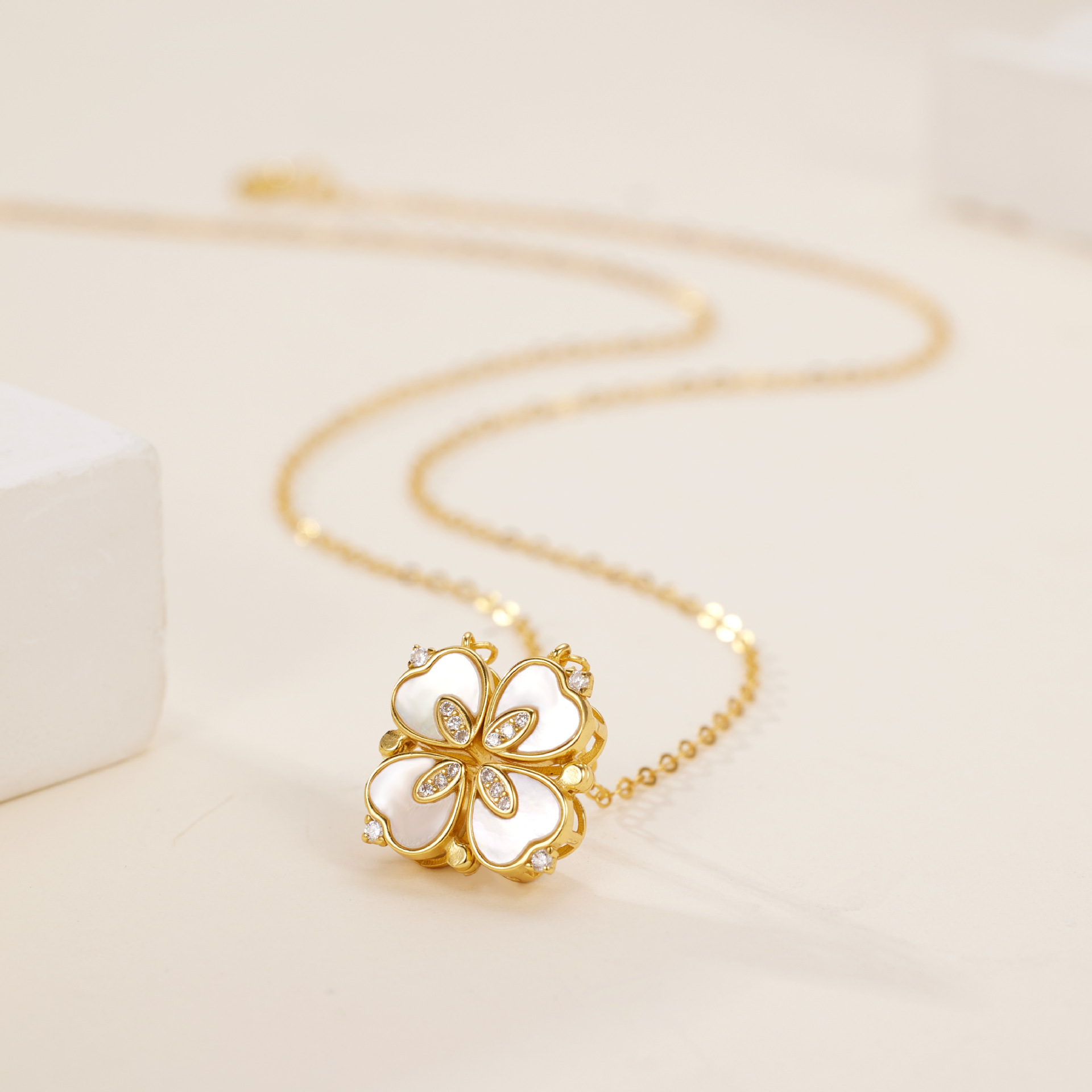 S925 sterling silver heart-shaped mother-of-pearl Heart-stirring four-leaf Clover Necklace, fashionable and versatile, four-heart high-end collarbone chain wholesale full figure