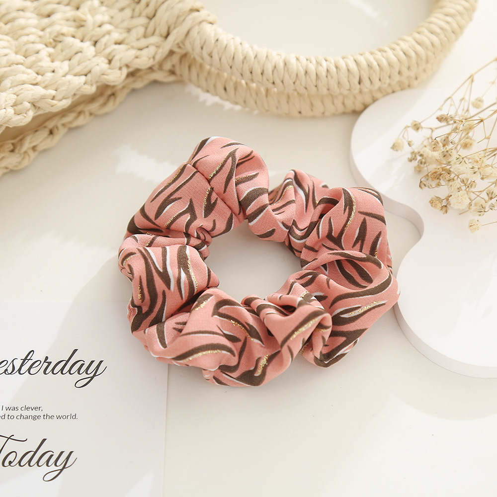 Autumn and winter retro leopard print polka dot large intestine hair band, ins girl's personality hair tie, leather band, simple large intestine hair tie and hair accessory details Picture