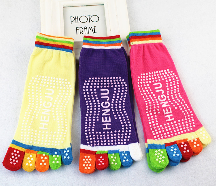 Wholesale of new spring and autumn fashionable, sporty and casual women's yoga socks with color-blocking health care and deodorizing five-toe socks details Picture
