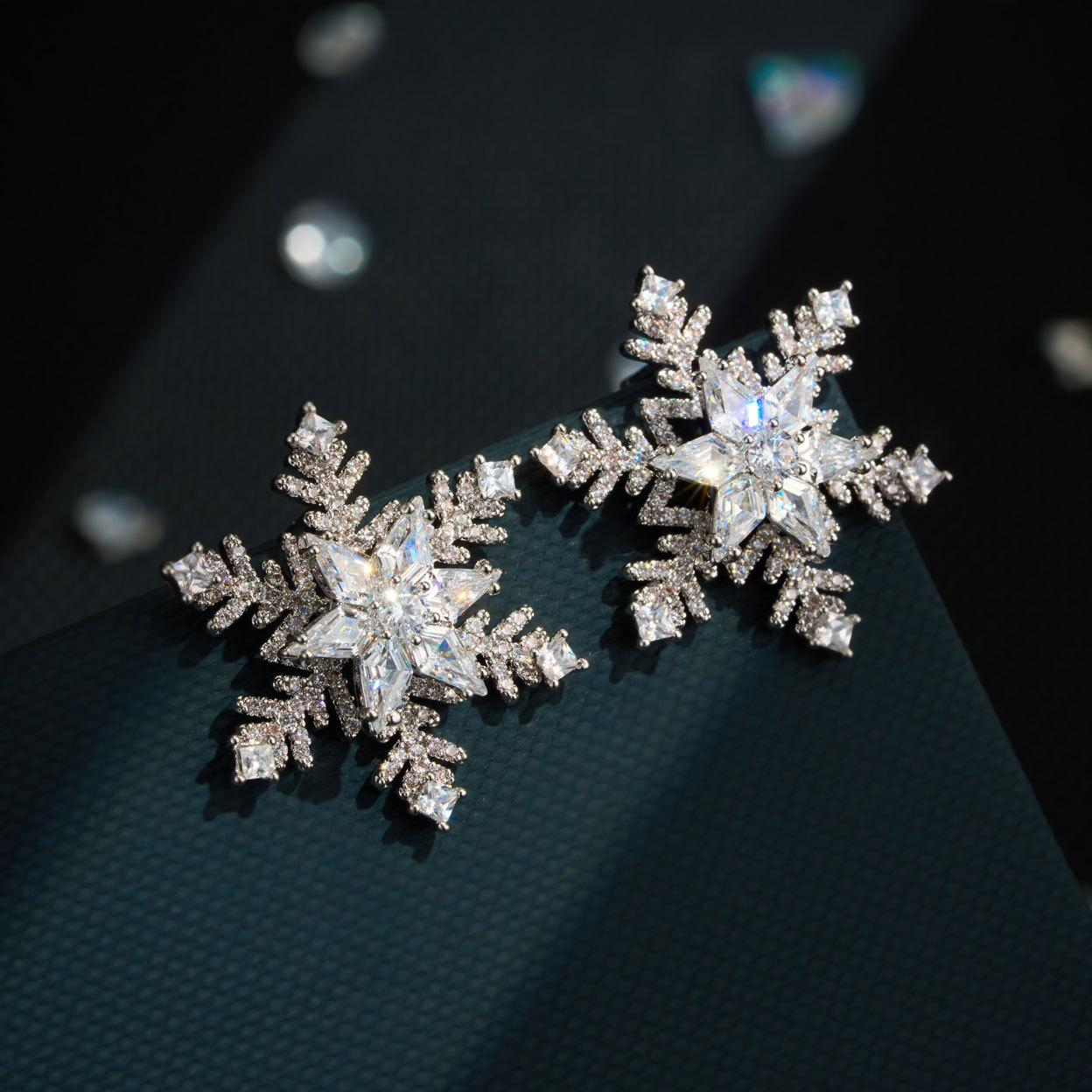 Original design rotating snowflake stud earrings made of copper alloy with real gold electroplating and micro-inlaid zirconium s925 silver needles, presenting a high-end look Application Scenario