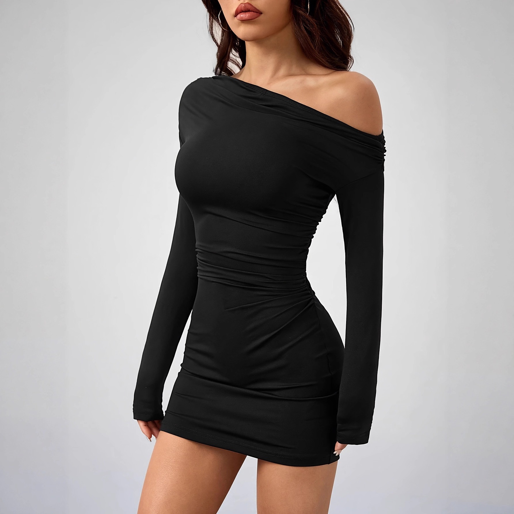 Amazon's new autumn collection of European and American women's clothing features a solid color, sexy and slimming off-the-shoulder collar pleated dress Application Scenario