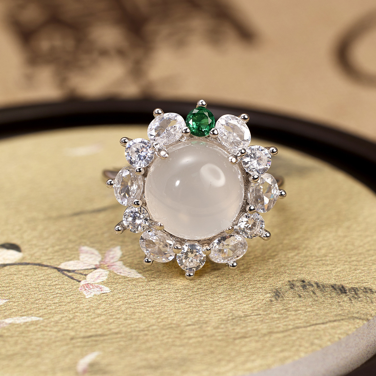 The new Chinese-style water foam jade ring with a glass ice seed setting and a large egg-shaped diamond ring exude a sense of luxury