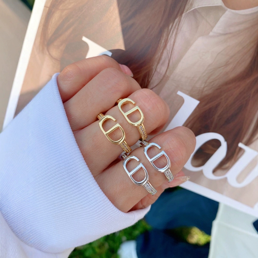 Korean-style fashionable pig nose bracelet with a light luxury and high-end feel, exquisite and trendy rose gold letter bracelet for women details Picture