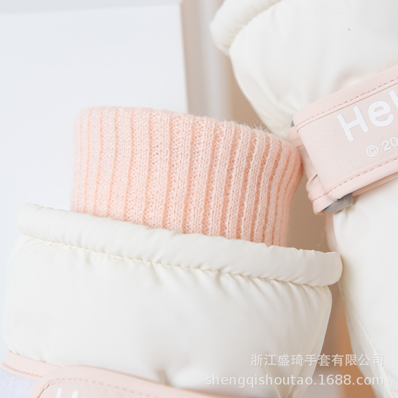 Sanrio touch screen ski gloves for women in winter, with thickened fleece, are cold-proof and warm, and are windproof and anti-slip for outdoor cycling. They are cute Application Scenario