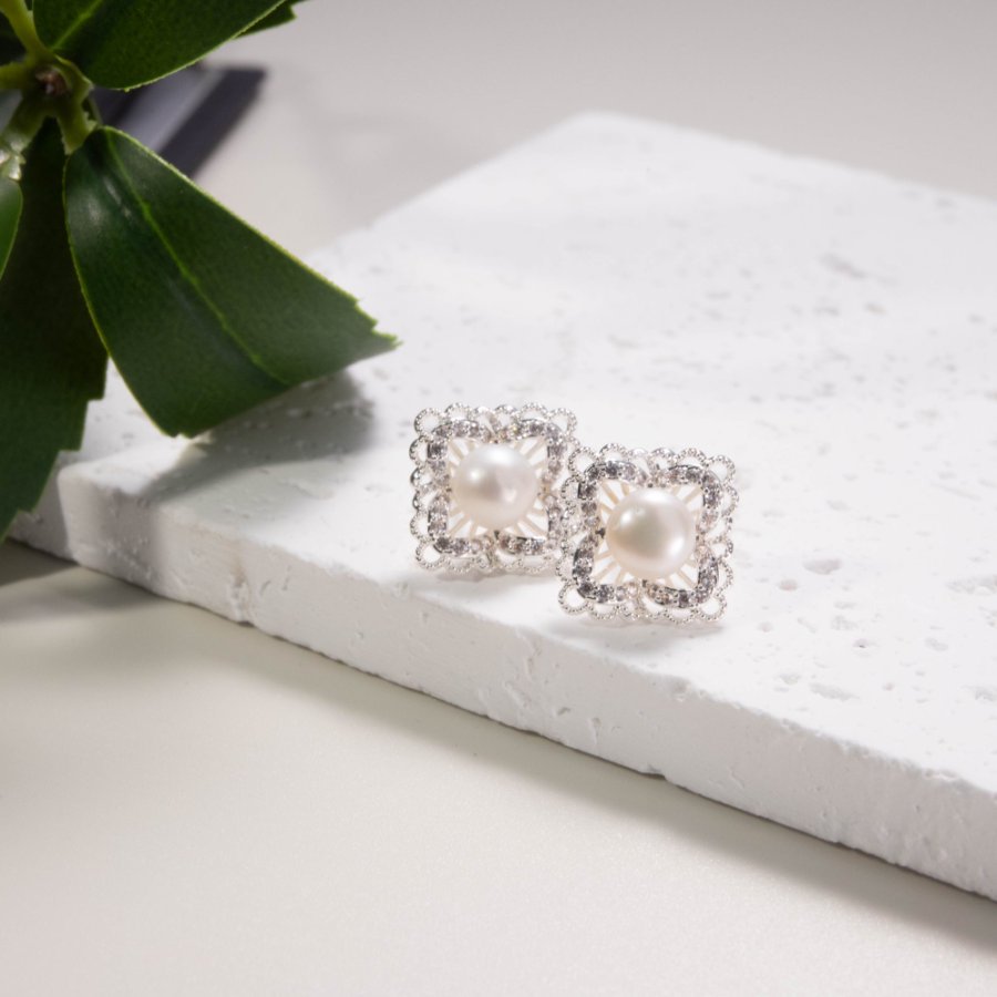 Xuhui brand's new InS-style sweet and hollowed-out lace pearl stud earrings are fashionable and elegant. They are copper-plated with real gold and 925 sterling silver needles Application Scenario