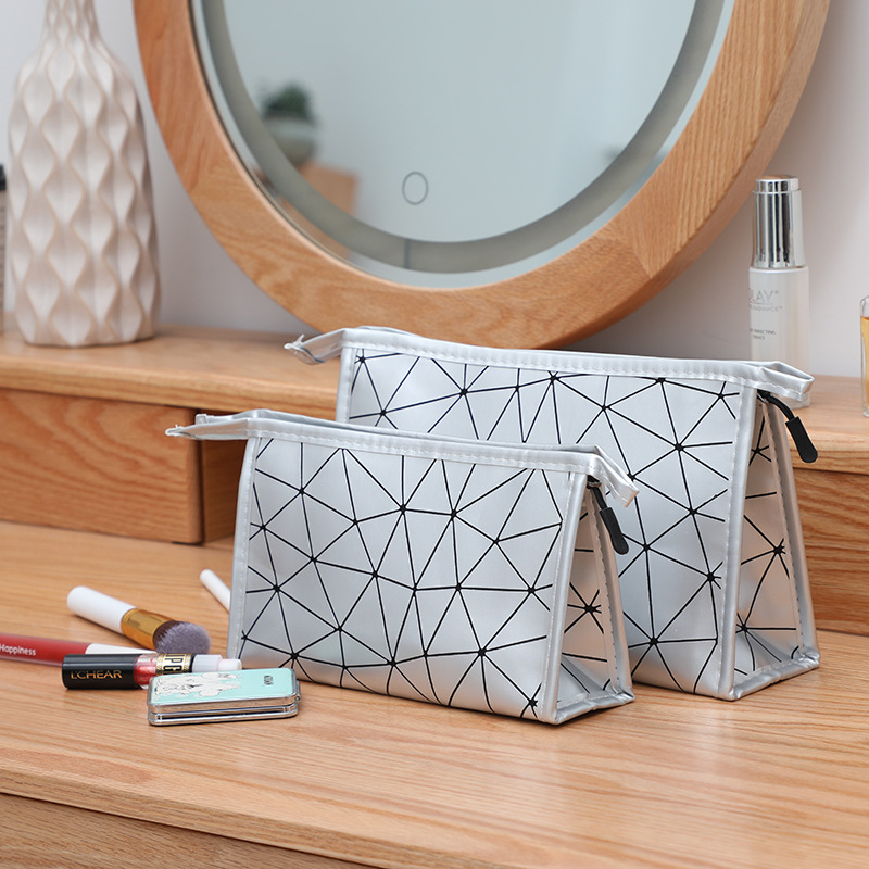 Fashionable new large-capacity waterproof travel bag, portable and popular diamond-shaped official document makeup bag, envelope bag, clutch bag Application Scenario