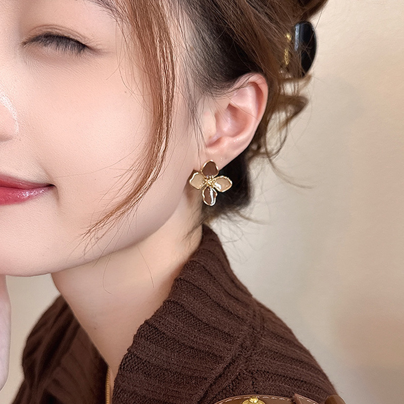 New autumn and winter Maillard ear studs with a light luxury and high-end feel, oil-dripping flower ear studs, women's retro and versatile earrings wholesale