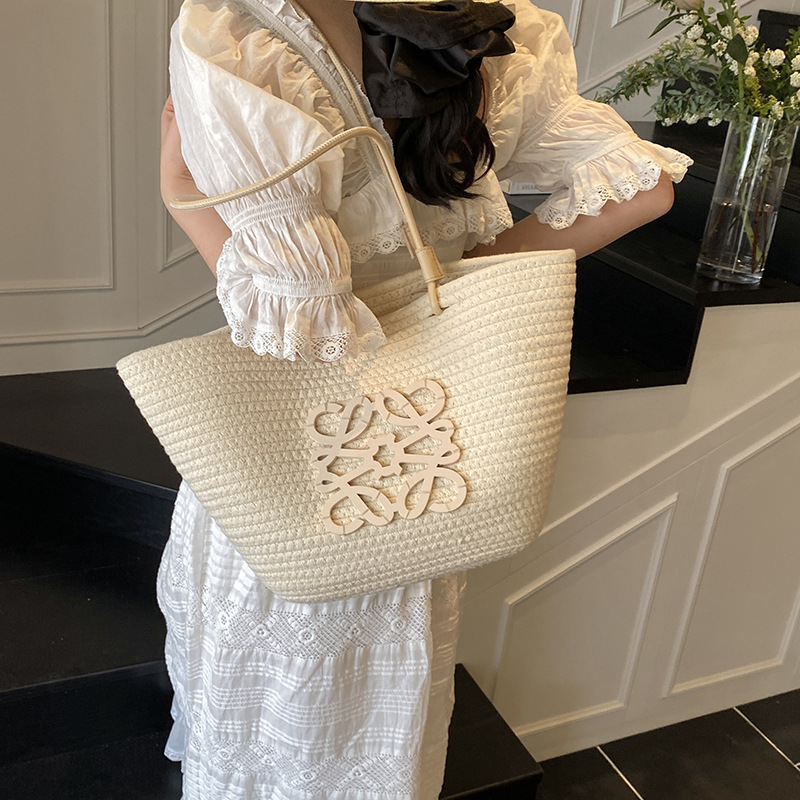 Cross-Border Straw Weaving Bag, French Straw Weaving Bag, New Women's Summer Seaside Vacation Beach Bag, Large-Capacity Tote Bag, Vegetable Basket Bag, Handcrafted Straw Weaving Bag Application Scenario
