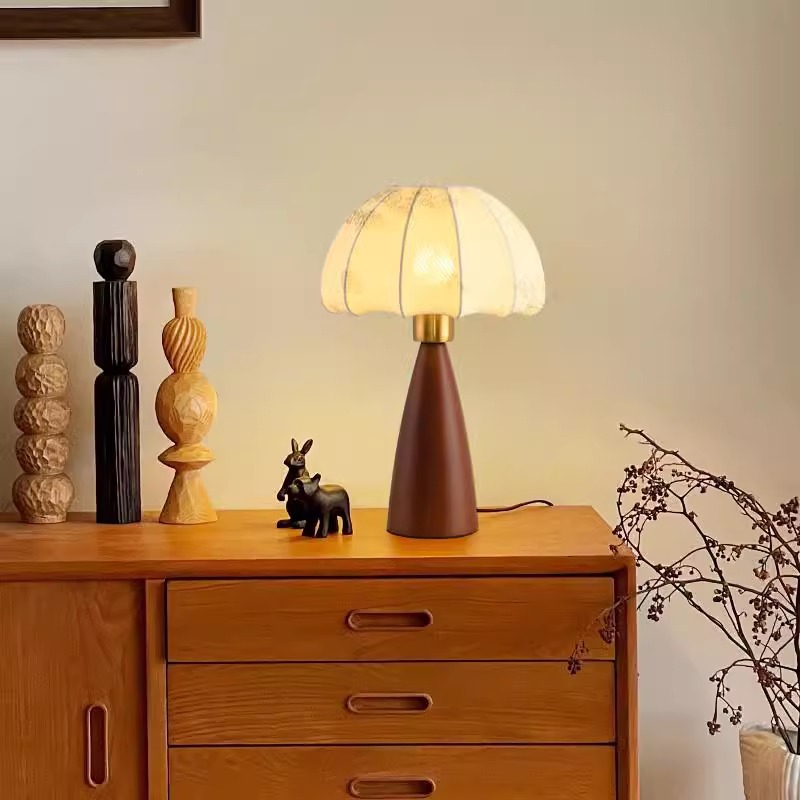 French medieval atmosphere table lamp, bedroom bedside, American retro wabi-sabi style decoration, living room, study, homestay, solid wood lamp details Picture