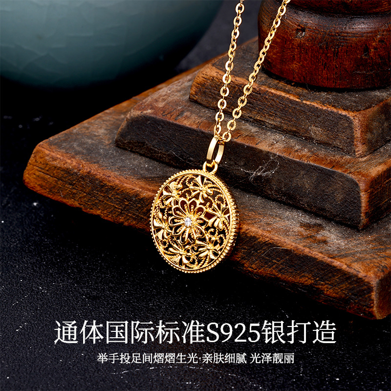 French retro niche design, disc flower, hollowed-out zircon pendant, 18k gold plated, elegant pure silver 925 necklace details Picture