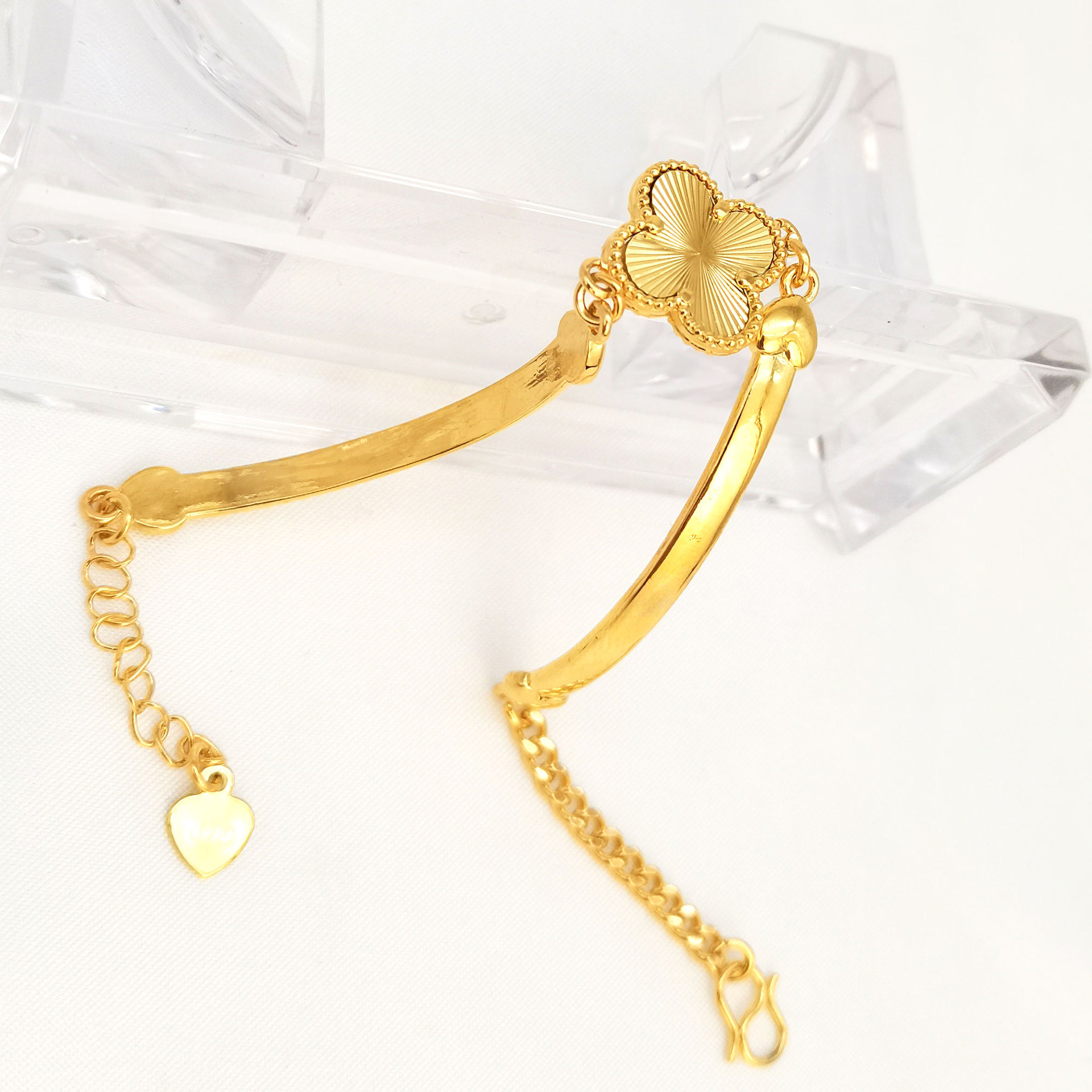 Factory direct sales of fashionable golden versatile bracelets, Korean version popular lucky four-leaf clover gold-plated bracelets and wristbands wholesale Item Picture