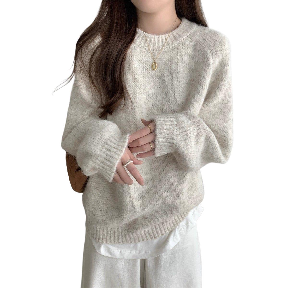 A laid-back oat sweater for women in the 2025 autumn and winter season, featuring a fashionable, soft and warm new look. It's a loose knitted pullover Item Picture