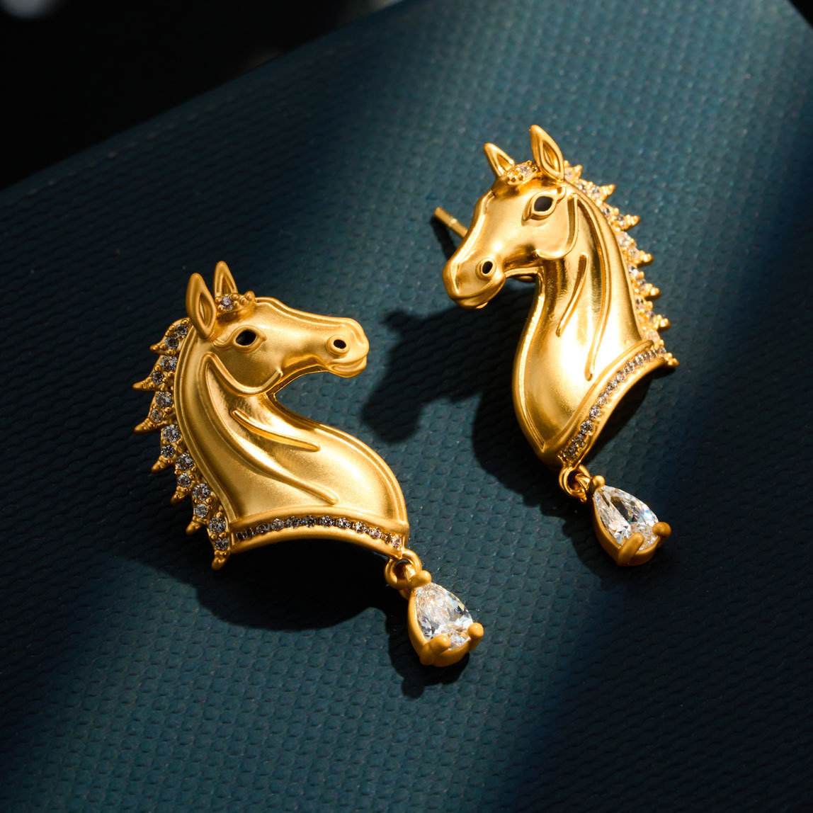 Estallido de estilo stereo steed cabeza de caballo earras aleación de cobre oro real chapado con zirconia S925 plata aguja earros premium sense earpieces Application Scenario
