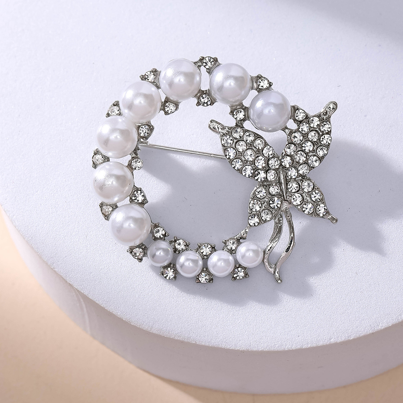 Creative camellia flower shell brooch, coat suit brooch clasp, new fashionable clothing pin with accessory brooch details Picture