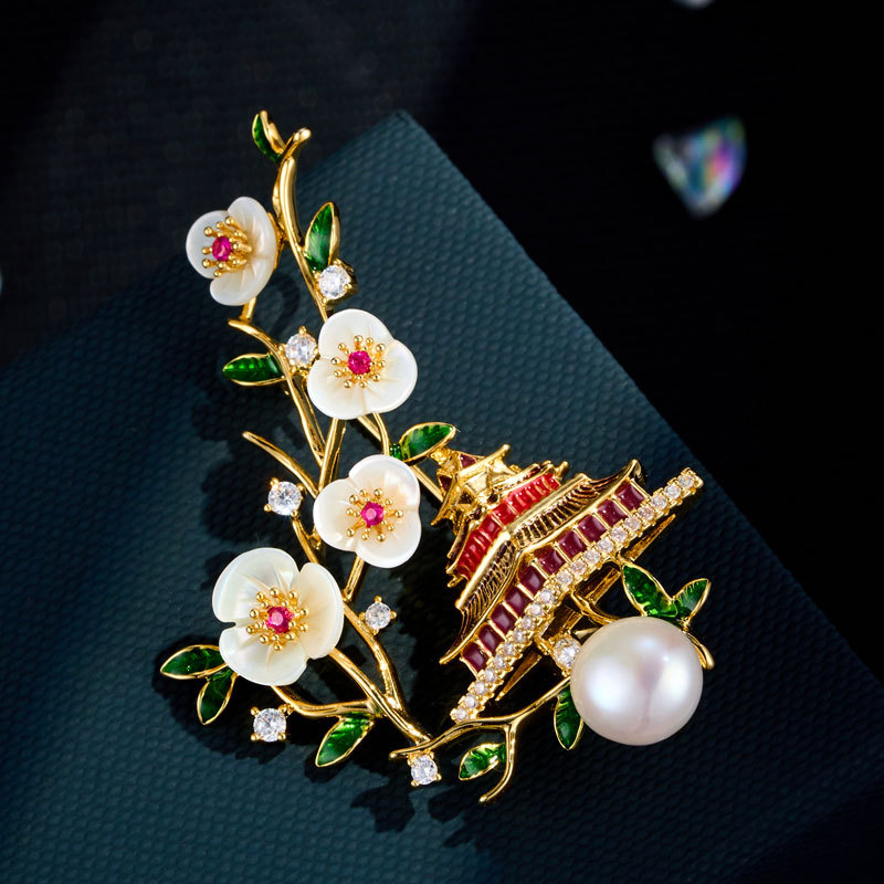 国风优雅亭台楼阁梅花胸针铜合金真金电镀镶锆石滴油淡水珍珠别针