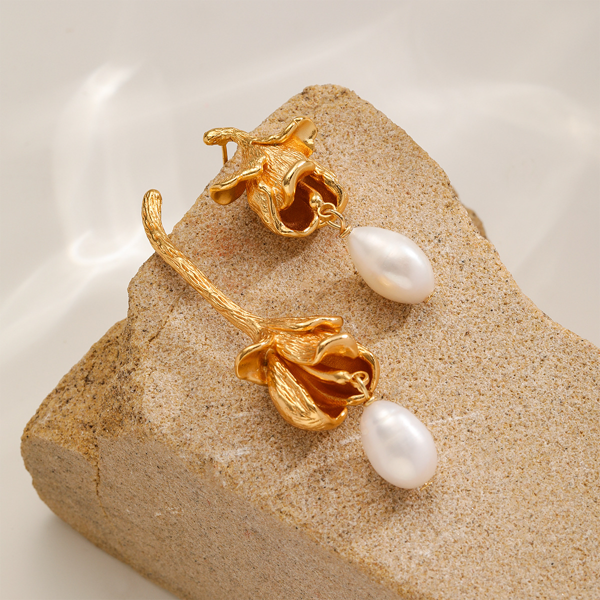 Nasha European and American cross-border jewelry copper-plated 18K real gold freshwater pearl flower earrings S925 silver needle retro earrings Application Scenario