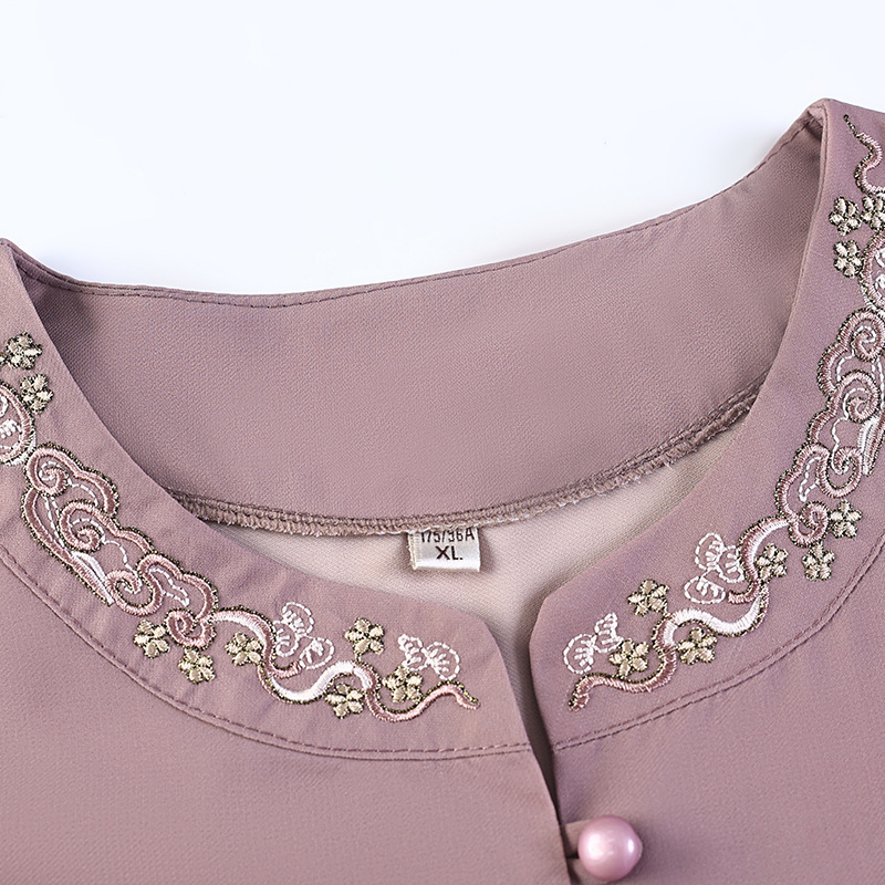 A purple embroidered sportswear top with a Chinese trend and black seven-point yoga pants for a slimming, breathable and casual look Application Scenario