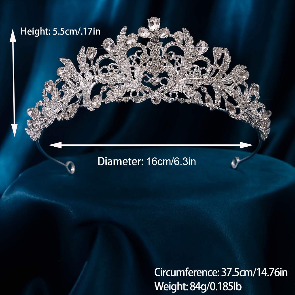 The bride's crown dress, headwear and accessories exuding a simple and elegant Korean style, set with zircon and rhinestones. Photographed in a photo studio Application Scenario