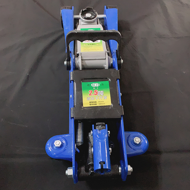 Horizontal hydraulic jack for small cars, 2.5-ton, a special off-road vehicle auto repair tool for changing tires of vehicle-mounted cars Application Scenario
