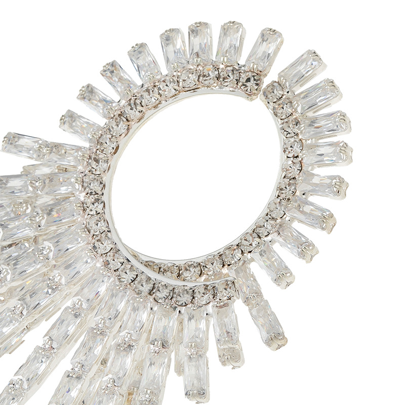 Factory direct sales, cross-border,  exaggerated C-shaped zircon earrings, European and American fashionable and trendy design sense  earrings sunflower-shaped accessories feminine claw chain earrings Application Scenario