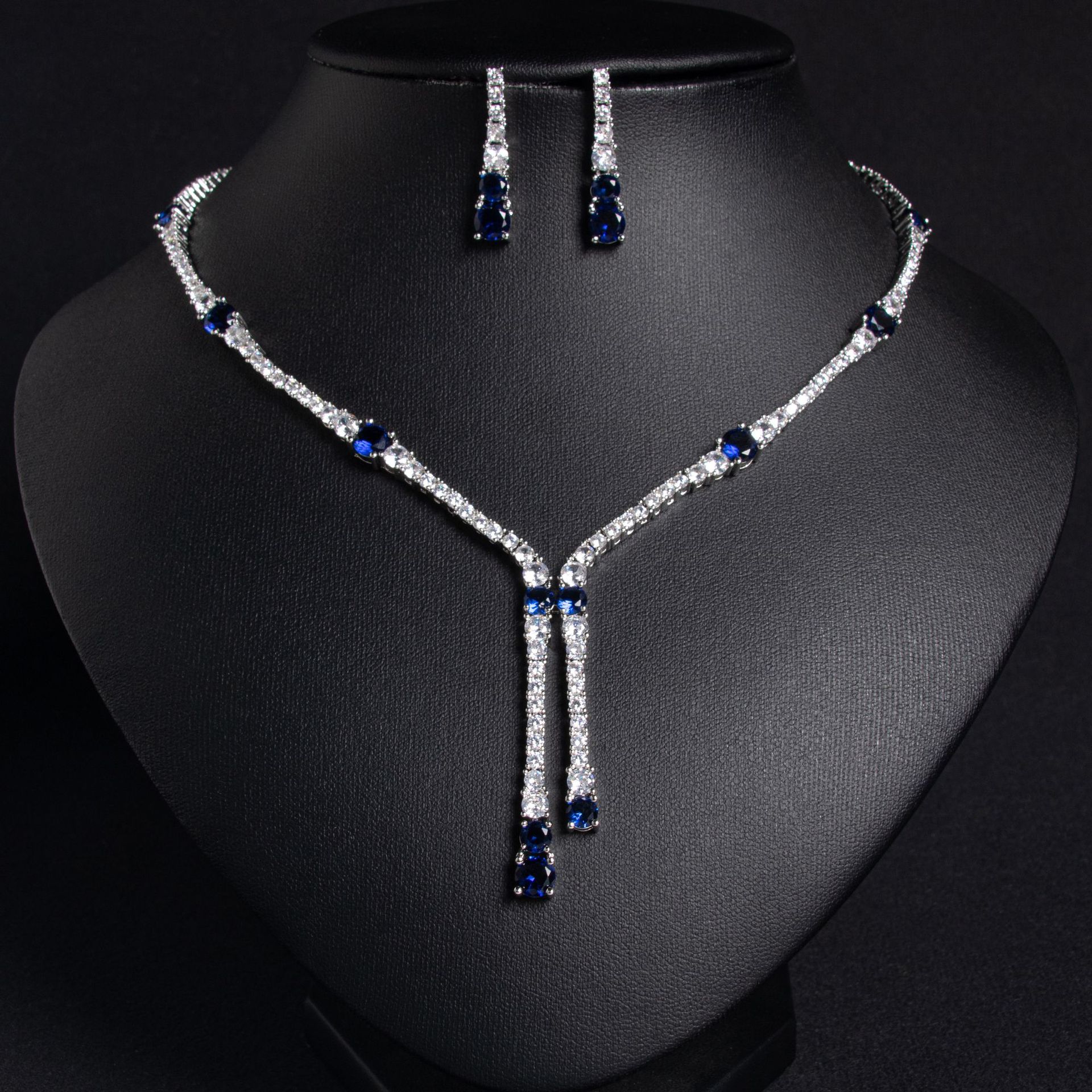 Liangya Liren's new European and American style dinner and dance accessories: all-copper zirconia sparkling quality necklace earrings Application Scenario
