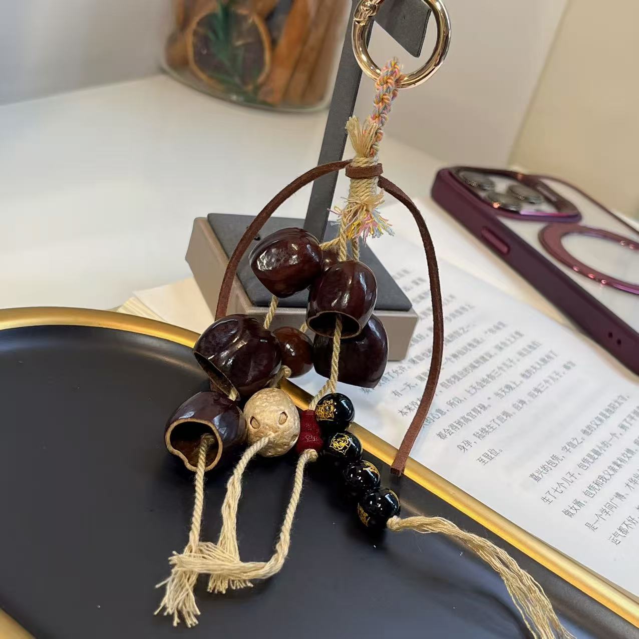 The new Indonesian black fruit wind chime pendant is paired with a black agate gilded bag for hanging cars, mobile phones and couples details Picture