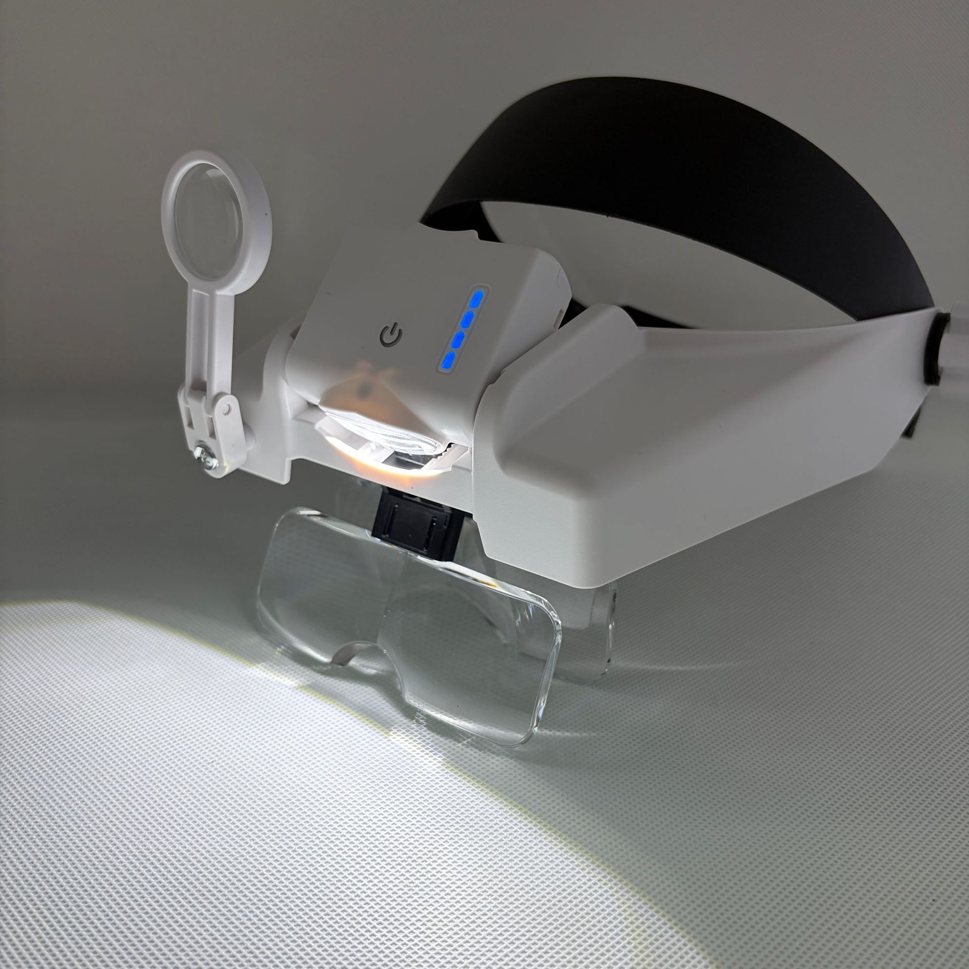 New USB charging senior gift with 3LED headband magnifying glass, 6 groups of lenses, 82000MC Application Scenario