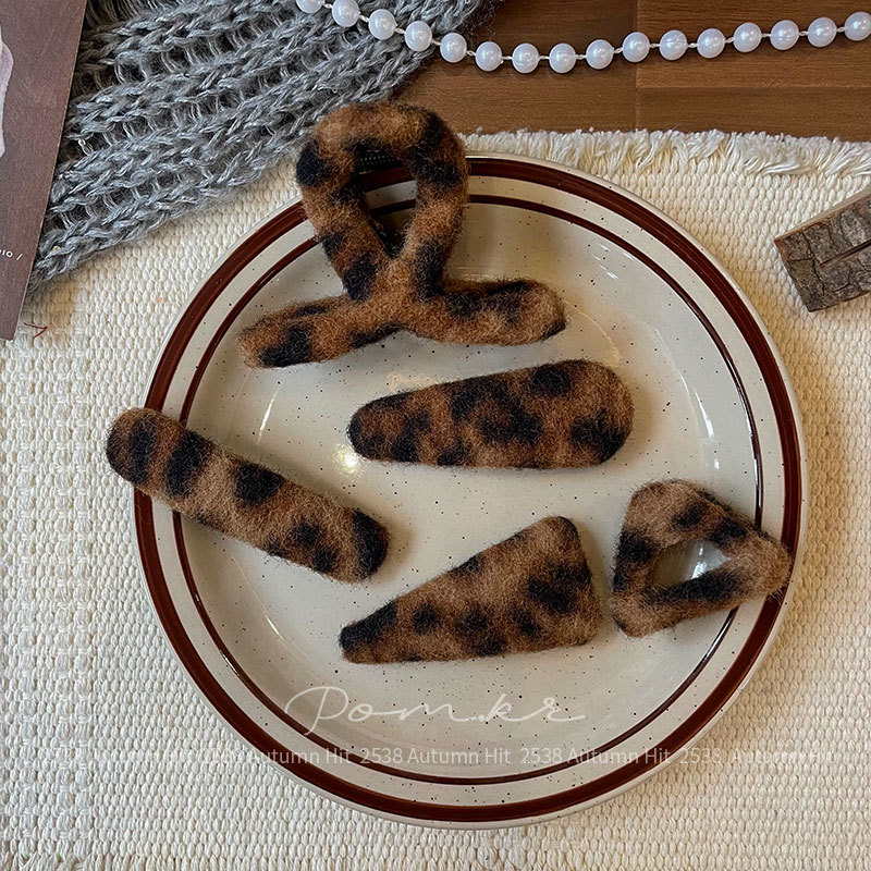 New Korean autumn leopard print hair clips, children's teardrop side hair clipping clips, girl's back head scratch-off clips, autumn and winter plush leopard print hair clips, multi-style sets, retro and fashionable daily personalized headwear for girls Specification image