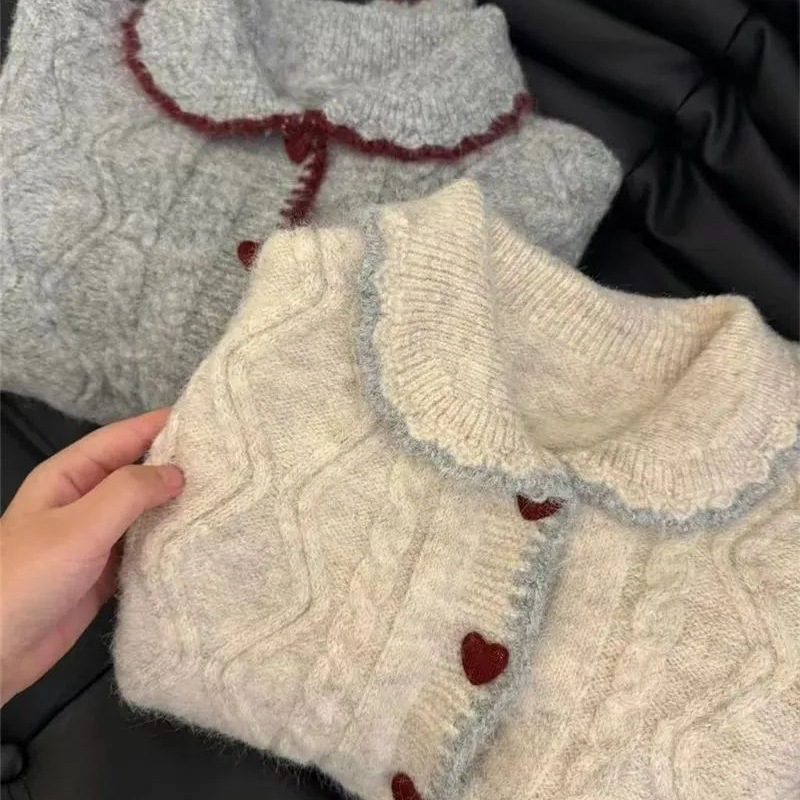 A gentle heart-shaped sweater with a doll-neck button and a twist, a new style of laid-back knitted coat and cardigan Specification image