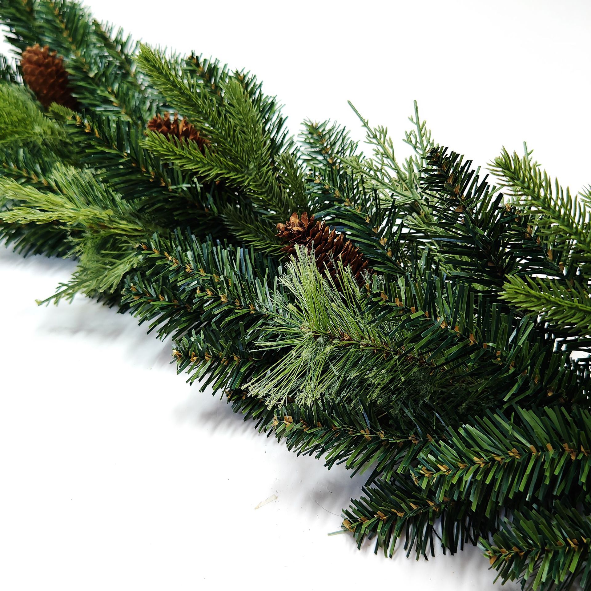 亚马逊仿真圣诞节开花松针松果藤条 PE花环藤蔓室内壁挂楼梯装饰产品图
