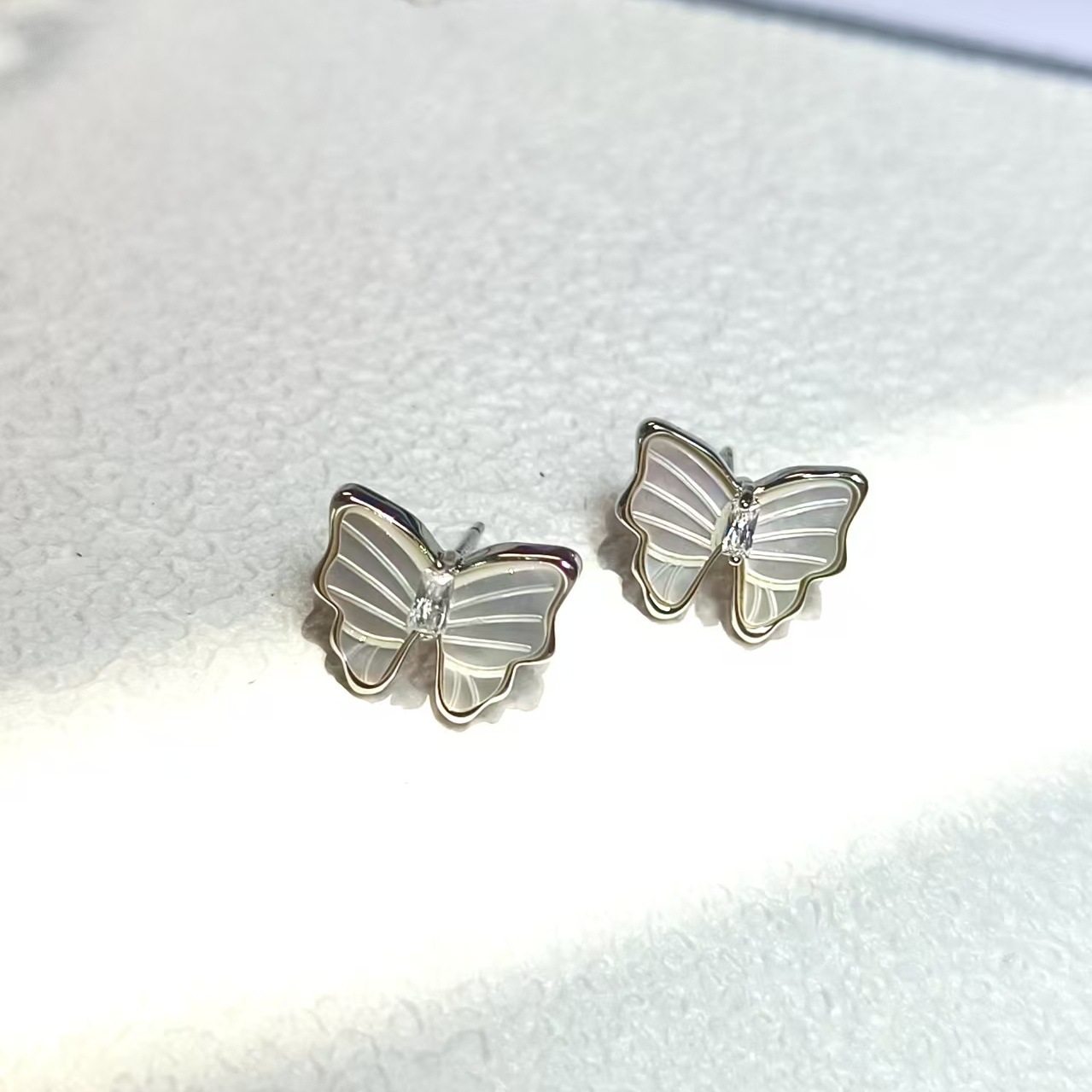 The dreamy butterfly stud earrings are small, simple, elegant, fresh and exquisite. They are high-end and simple blue details Picture
