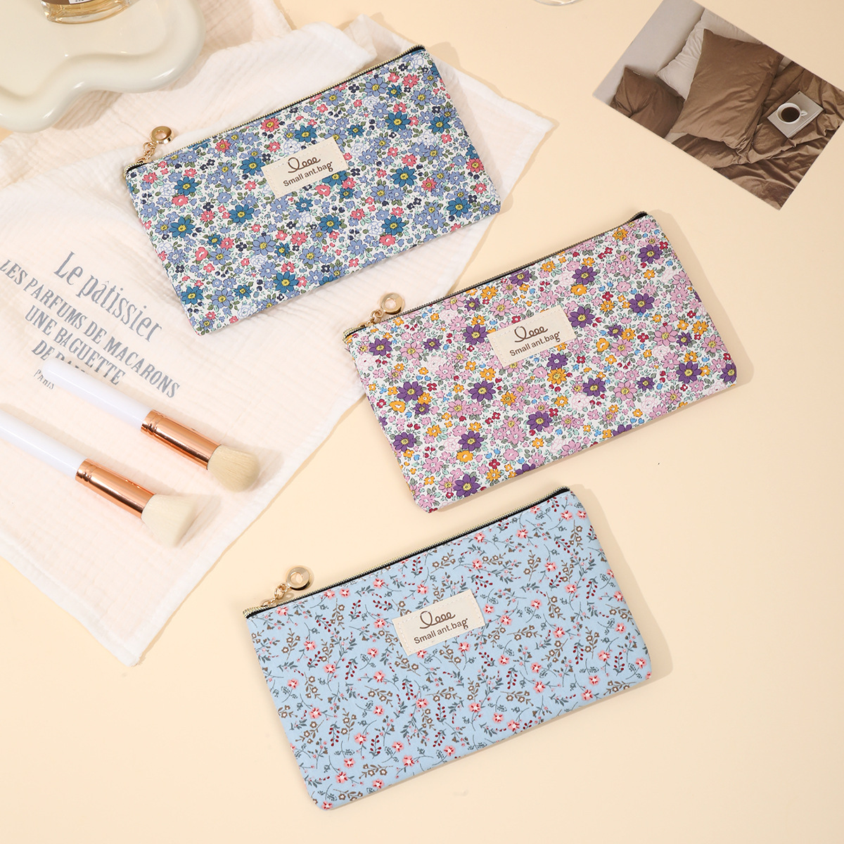 New cross-border women's floral makeup bag, fresh and delicate flower toiletry bag, portable zipper makeup storage bag details Picture