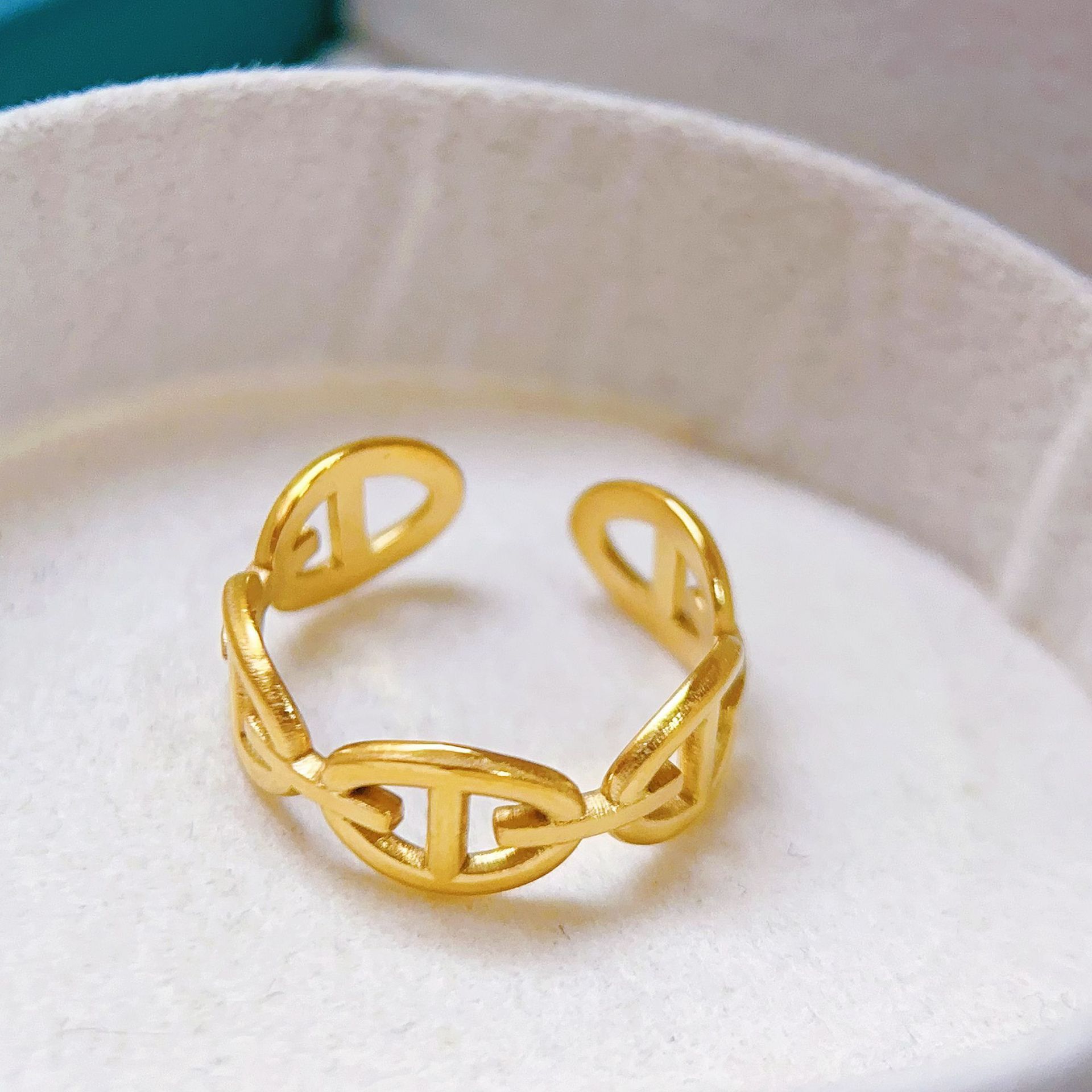 A new cross-border e-commerce product from Europe and America, a titanium steel ring for women, is a niche and light luxury item with a golden open plain ring and gold plating