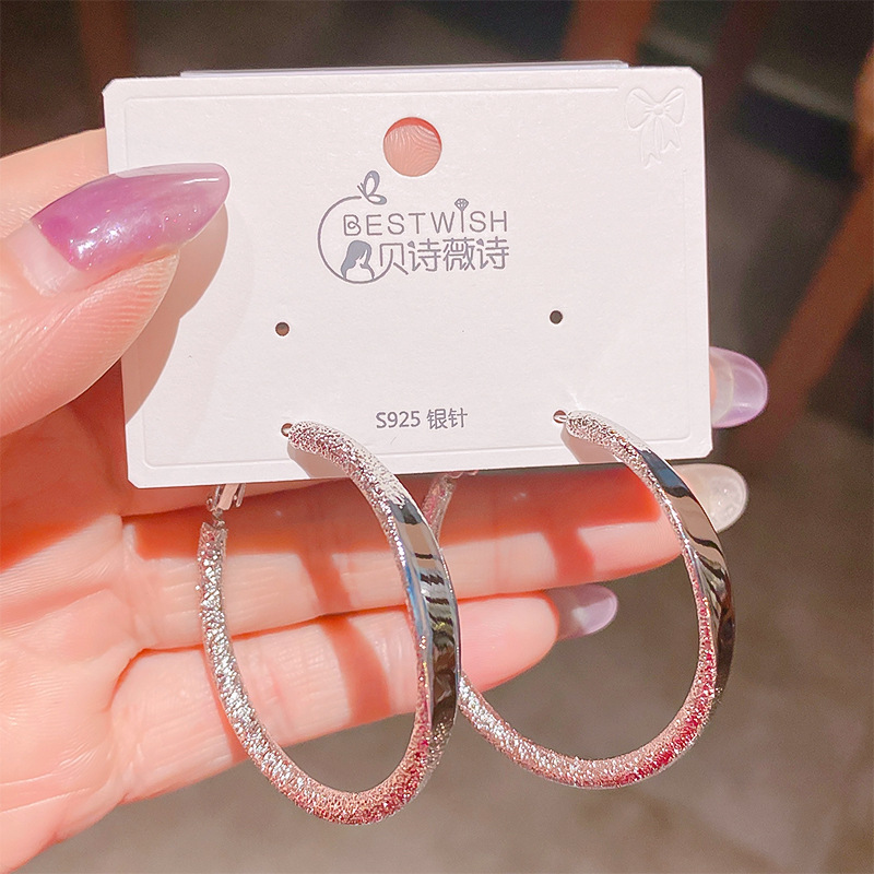 925银针冷淡风金属圆圈磨砂光面耳环女 时尚个性耳圈耳钉百搭耳饰白底实物图