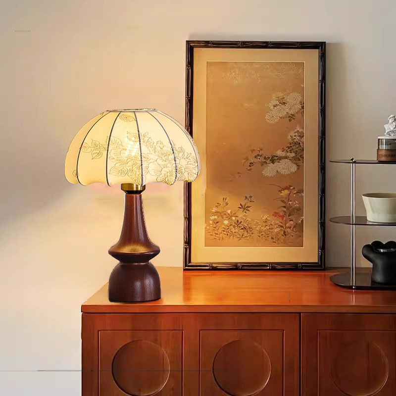 French medieval atmosphere table lamp, bedroom bedside, American retro wabi-sabi style decoration, living room, study, homestay, solid wood lamp