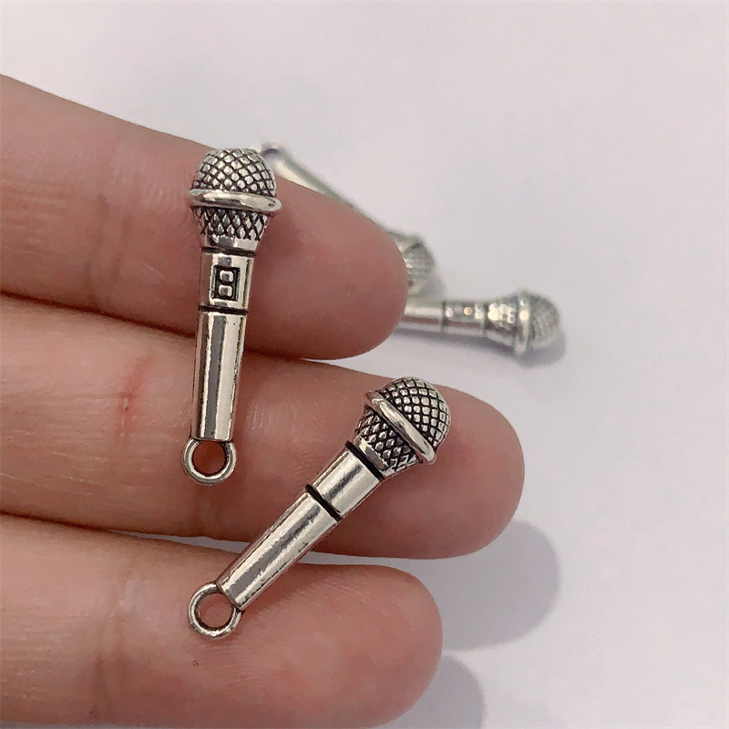 DIY zinc alloy jewelry accessories, retro microphones, microphone accessories, necklaces, keychains, pendants, handcrafted pendants Application Scenario