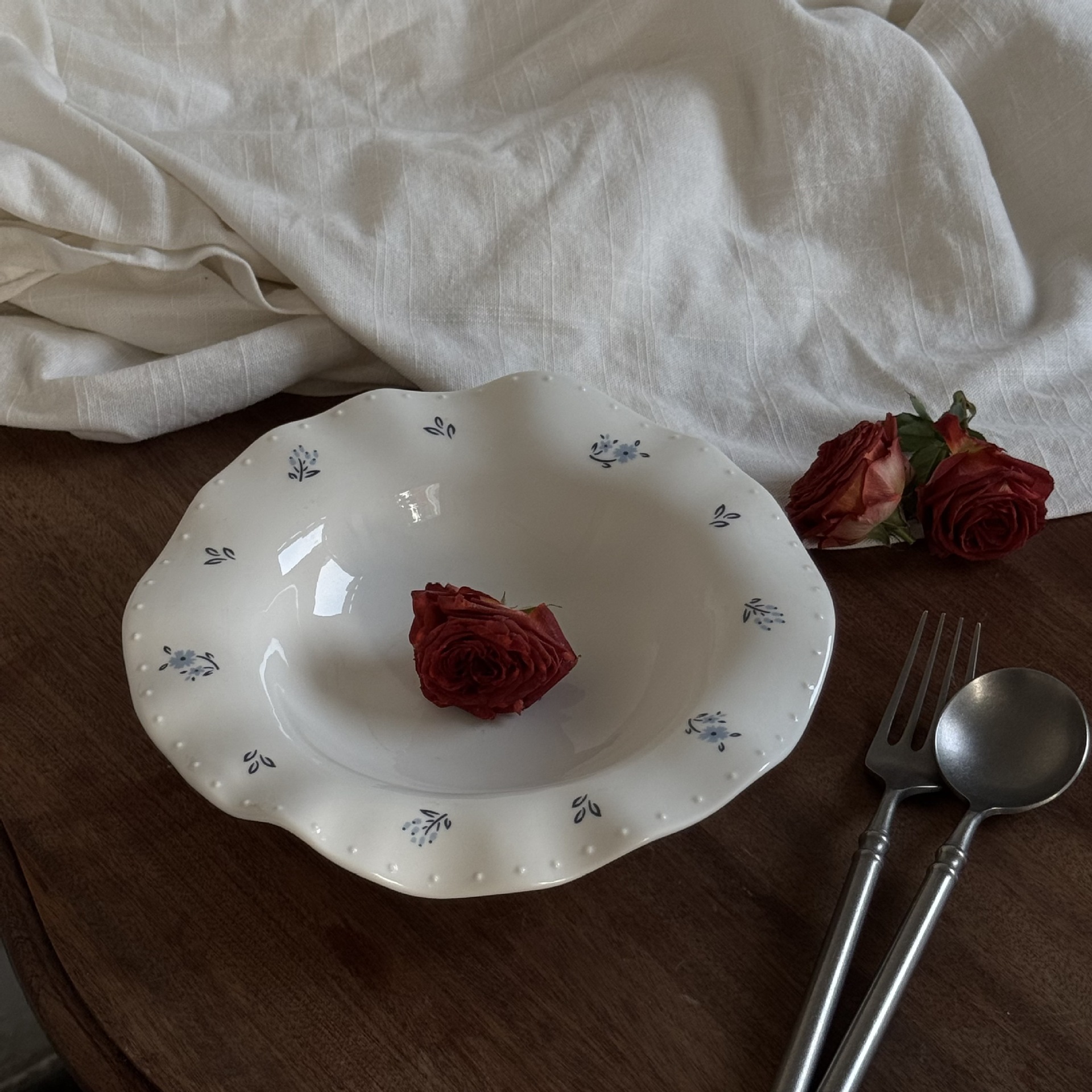 French retro hand-molded irregular ceramic plates, floral plates, dessert plates, fruit plates, dinner plates, household trays details Picture
