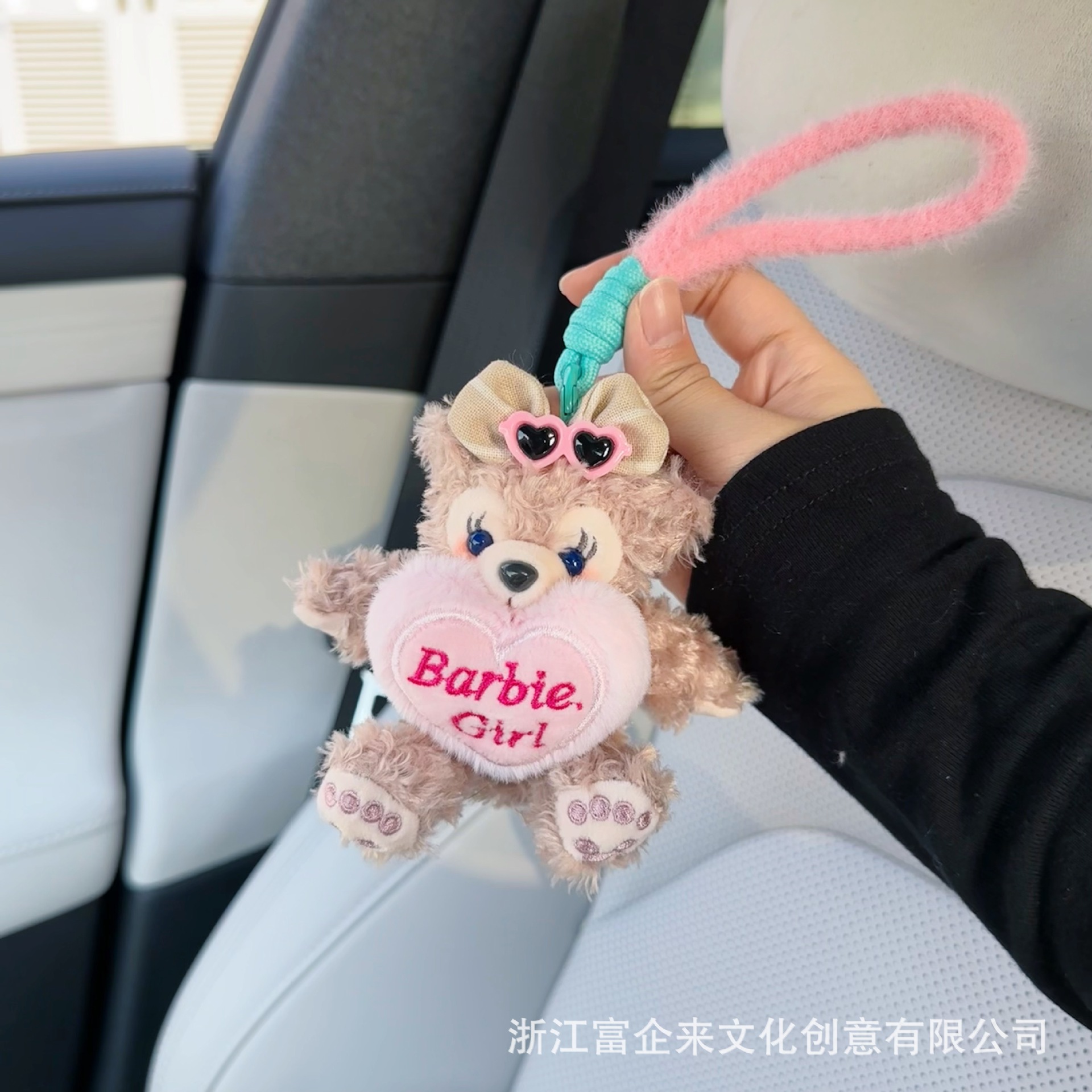 Wholesale of the same style of popular Xue Li Mei bags, car accessories, cartoon keychains, crossbody bags and plush toys as those on Xiaohongshu Application Scenario