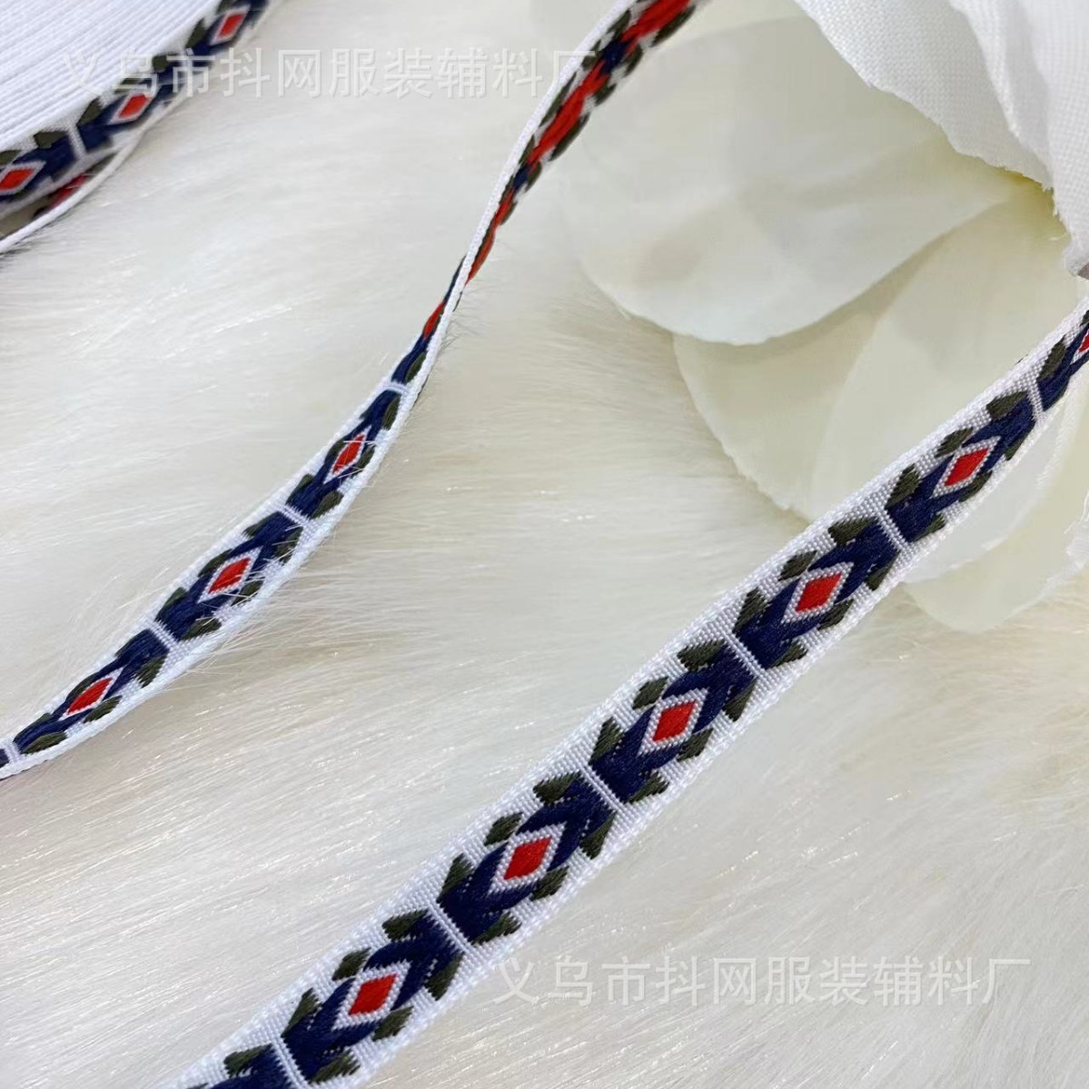 A wide variety of styles, large quantities in stock, ethnic-style jacquard embroidery webbing, performance costume accessories, gift boxes, packaging straps Application Scenario