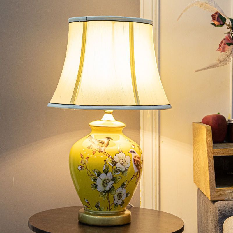 American country small table lamp, bedroom bedside lamp, European creative ceramic, simple modern living room, warm wedding room Application Scenario