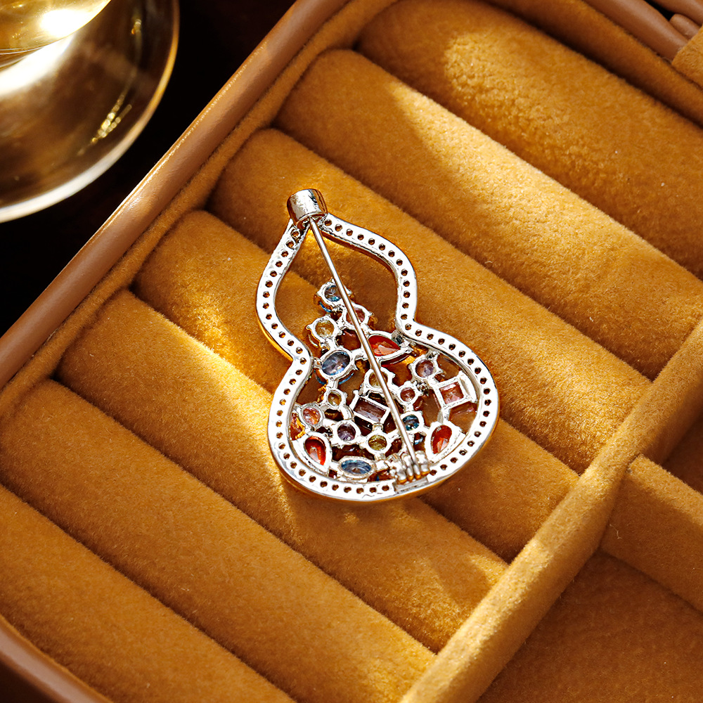 Hyacinth's fashionable and light luxury hollowed-out gourd brooch exudes a sense of sophistication. It features a delicate zircon flower and is a bestseller on Douyin. It is a versatile women's pin Specification image