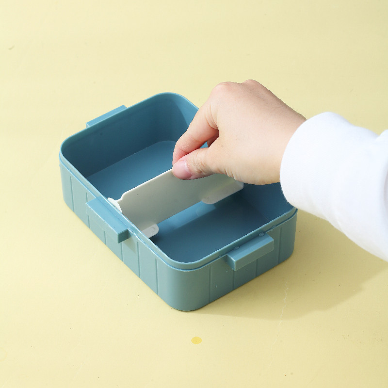 Cute children's student cartoon portable square lunch box, with built-in tableware, lunch box, and movable divider box Application Scenario