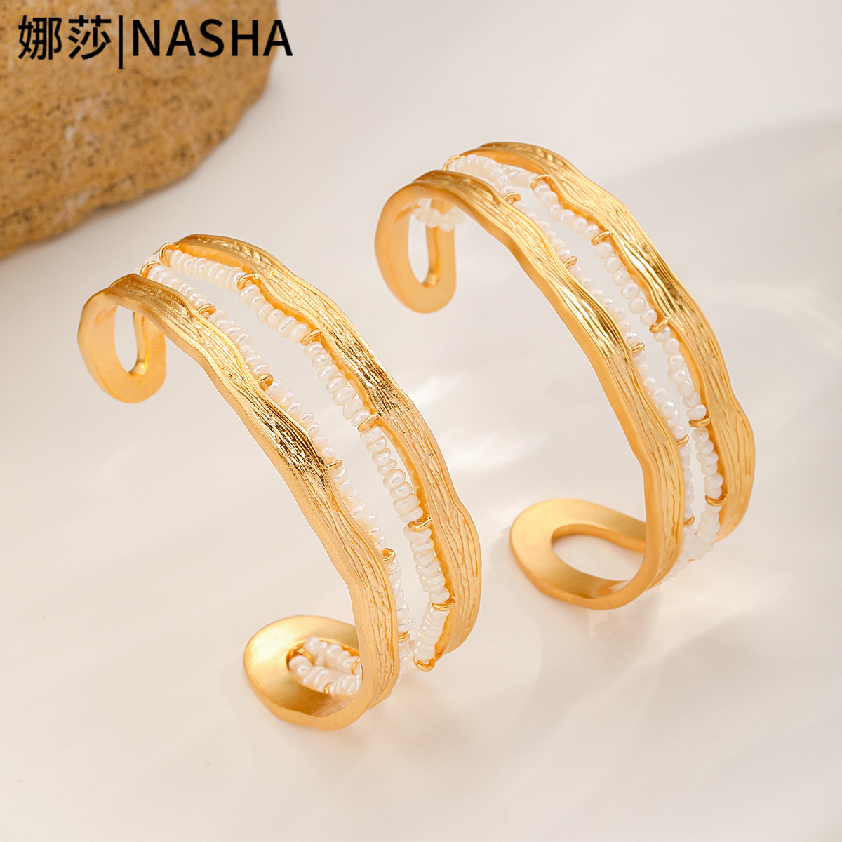 Nasha Light Luxury copper-plated 18K real gold cross-border European and American open bracelet, retro hollowed-out fashionable natural pearl jewelry