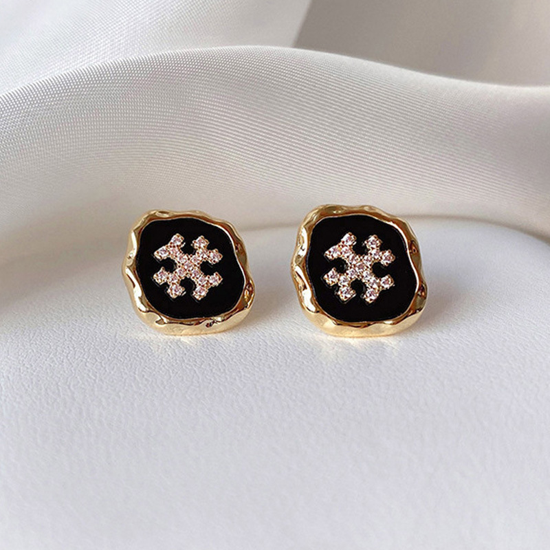 New autumn and winter snowflake stud earrings for women, exuding a sense of high-end elegance and gentle charm. Copper gold-plated creative design earrings for wholesale Application Scenario