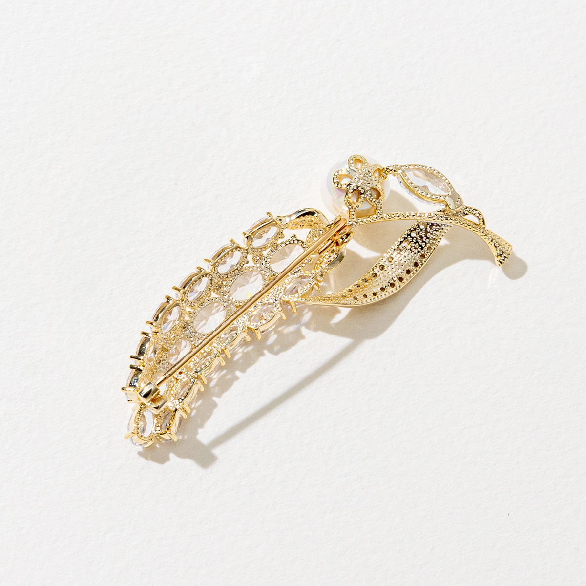 Xuhui Jewelry Copper zirconium gold-plated exquisite wheat ear brooch, high-end brooch, luxurious and light luxury corsages with a sense of design Application Scenario