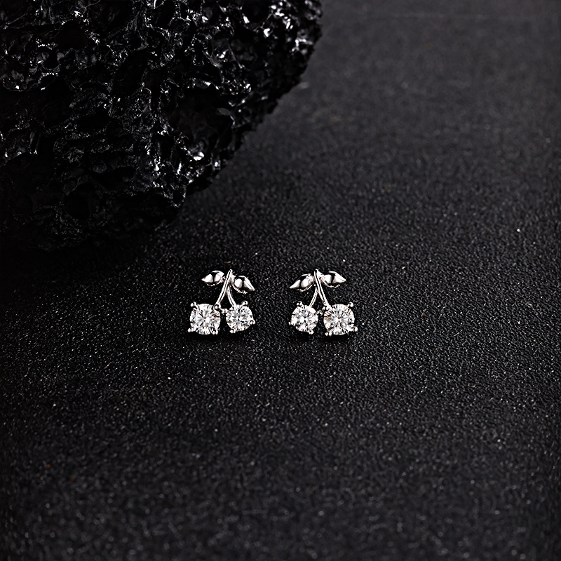 Zhuoheng selects the 2026 new four-leaf clover stud earrings for women, 925 sterling silver electroplated rose gold, a niche high-end design and trendy earrings details Picture