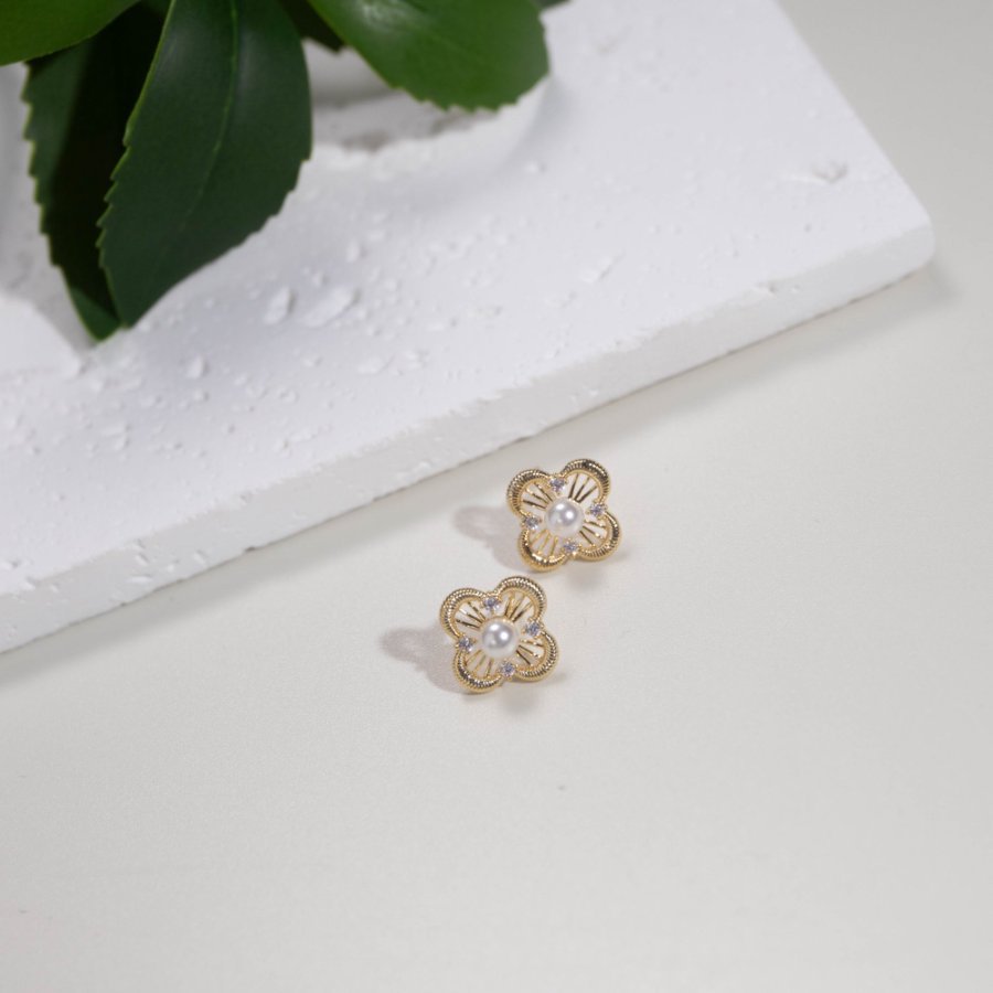 The new copper-plated real gold bestseller S925 silver needle four-leaf clover stud is elegant and versatile Application Scenario