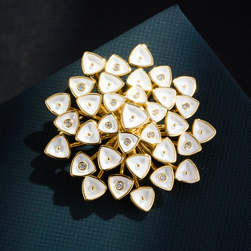 Retro two-color triangular flower cluster brooch with a light luxury and high-end feel, enamel oil drip three-dimensional splice personalized brooch for women Application Scenario